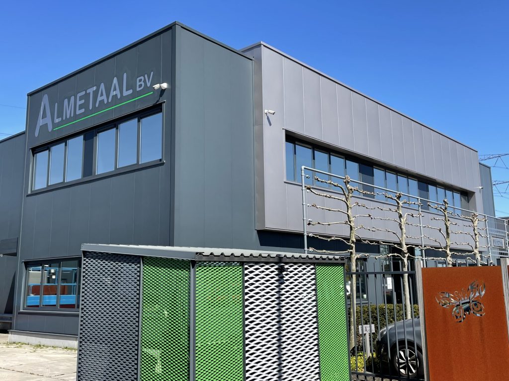 Fietsenhok kantoor Almetaal en fietsenhok
