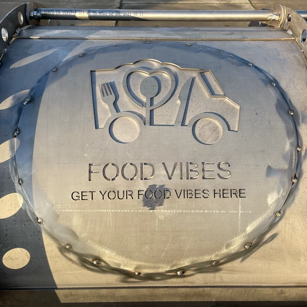 food vibes barbecue van strekmetaal met het logo