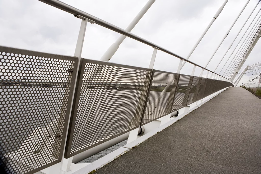 Balustrade beplating uit RVS 316 panelen brug IJburg Amsterdam