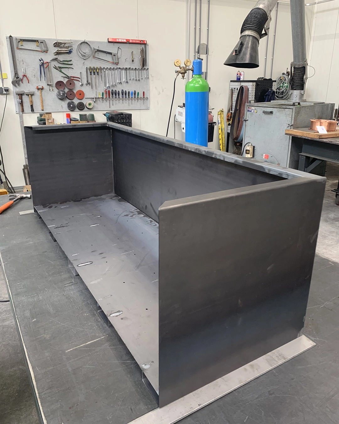 Roestige plantenbakken productieproces