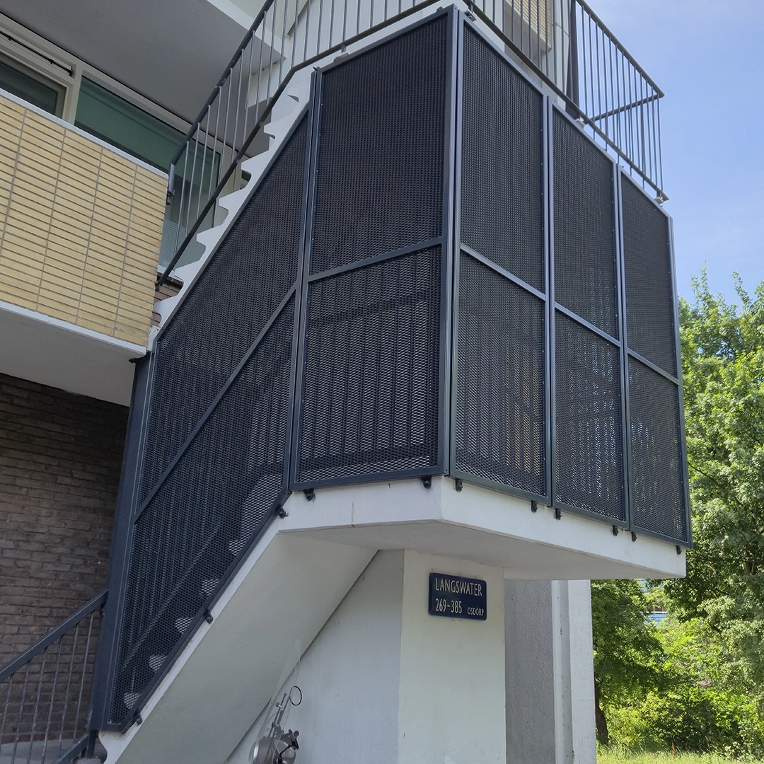 strekmetaal afscherming trappenhuis Amsterdam 2
