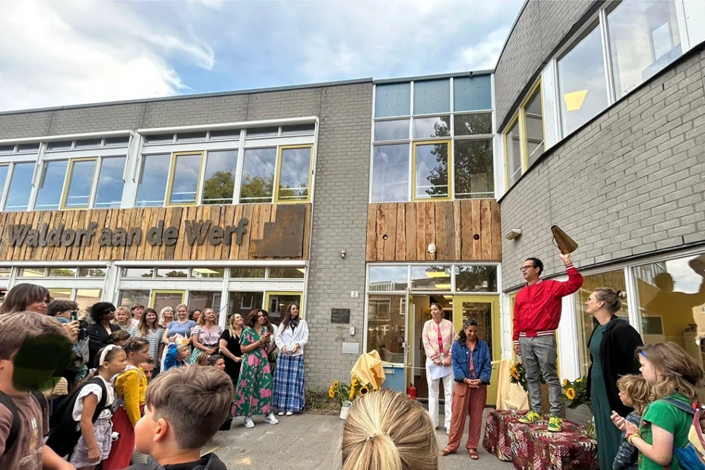 Cortenstaal gevel belettering opening