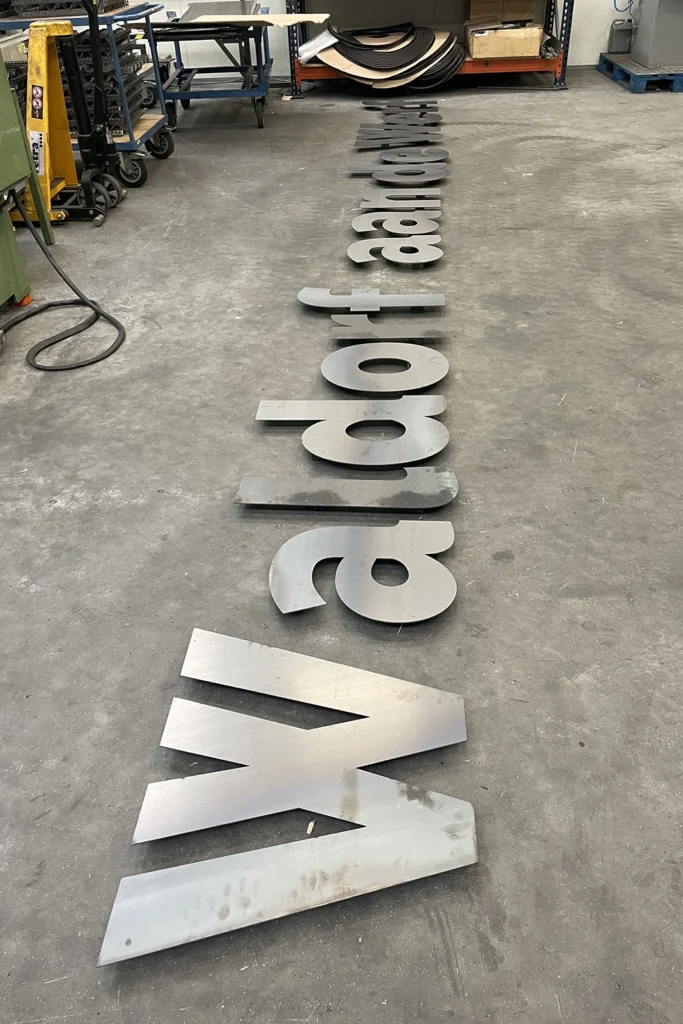 Cortenstaal gevel belettering productieproces