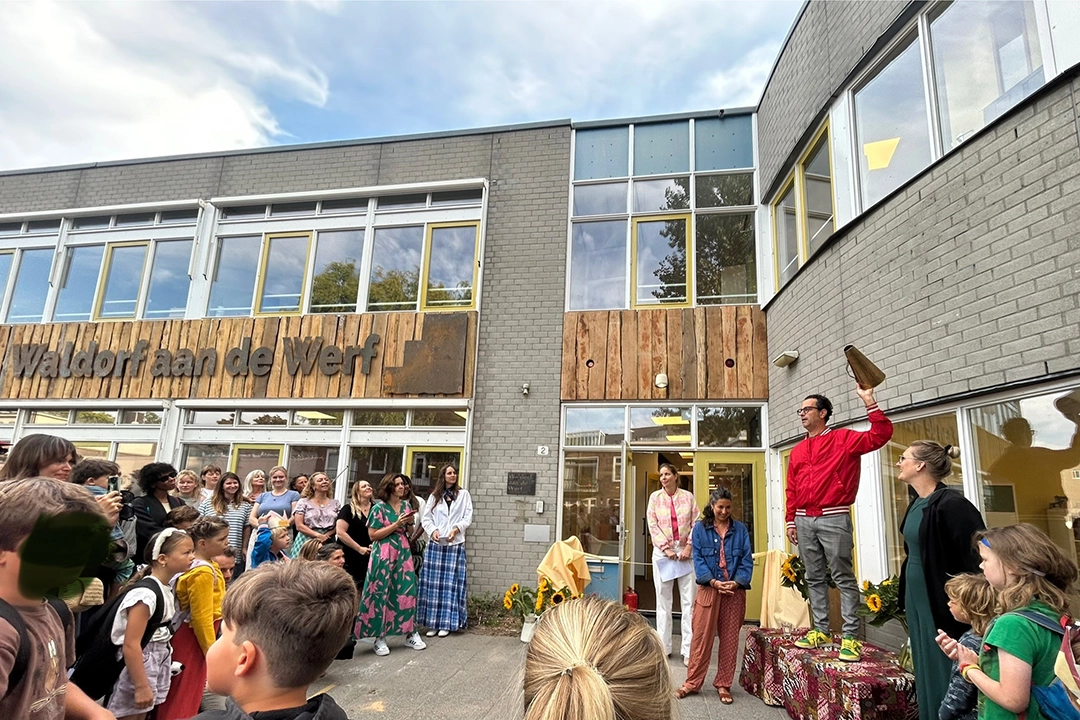 Cortenstaal gevel belettering opening