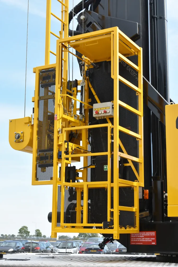 De veiligheidskooi van de mobiele kraan schuine foto